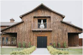 Still Water Hollow Venue In Nampa Idaho Barn Wedding Dress Shot Wedding Photo Inspiratio Barn Wedding Photography Barn Wedding Photos Barn Wedding Dress