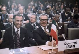 Portrait Du Ministre Iranien Jamshid Amouzegard Et Du Shah D Iran Iran The Shah Of Iran Mohammad Reza Shah