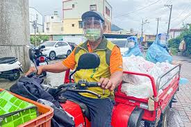 【麻豆戲院公告】 配合防疫升級政策，麻豆戲院即日起實施 影廳內全面禁止飲食，若有攜帶餐飲請於影廳外食用完畢再入場 全程配戴口罩 將以梅花座形式. J Qc L6nk6evjm