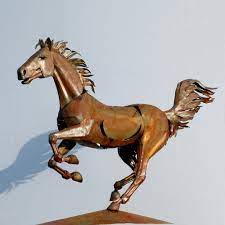 Man kann eine kleine gestalt wählen und sie an eine wand oder ein treppenhaus hängen oder eine grössere skulptur als blickfang in der rasenmitte aufstellen. Metall Garten Skulptur Pferd Escapados