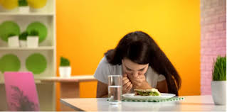 Keracunan makanan (food poisoning) didefinisikan sebagai 2 ataupun lebih individu yang mengalami simptom keracunan makanan yang sama seperti dengan itu kita dapat mengenalpasti bakteria yang menjadi punca masalah tersebut. Makanan Penyebab Keracunan Yang Harus Anda Perhatikan