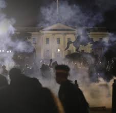 Spottet ihrer selbst und weiß nicht wie. Tod Von George Floyd Proteste Eskalieren Und Donald Trump Schaut Zu Welt