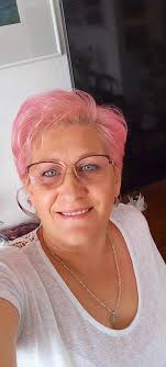 Hey beauties, I'm 54 and I cut and dye my own hair 😀, I rarely go to the  hairdresser. Your opinion matters, this pink shade suits me?