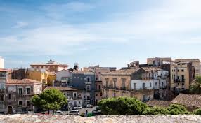 Catania ist eine der größten städte siziliens, nur palermo ist von den einwohnern her etwas stärker besiedelt. Reisebericht Catania Die Hasslich Schone Stadt Am Vulkan Atna Tante Reisefieber