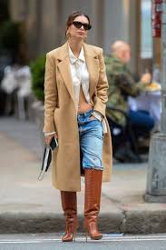 Emily ratajkowski wore her schutz maryana pointy toe boots three days in a row — and they're available to shop at nordstrom. Emily Ratajkowski Bares Her Baby Bump In An Unbuttoned Shirt And Low Rise Jeans Flipboard