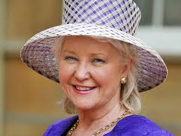 Queen Elizabeth laat haar schoenen inlopen door haar personeel