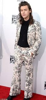 Black And White Floral Suit Harry Styles This Most Outrageous American Music Award Outfits Style Harry Styles One Direction Harry Styles