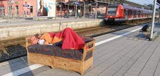Teilweise sind auch schiffe und bergbahnen kostenlos. Tiefschlaf Partygast In Der Bahn Ausgesetzt Samt Bett Der Spiegel