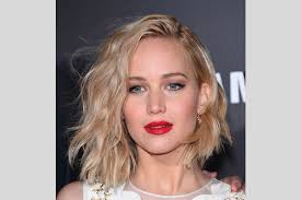 Semoga dengan tips model rambut pendek untuk wajah bulat tersebut, model rambut anda akan sesuai dengan bentuk wajah anda yang bulat. 7 Gaya Rambut Terbaik Untuk Si Pemilik Wajah Bulat