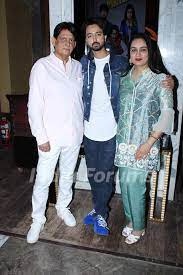She is a niece of famous singers asha bhonsle and. Priyaank Sharma Papped With Is Parents Padmini Kolhapure And Pradeep Sharma At The Trailer Launch Of Sab Kushal Mangal Media