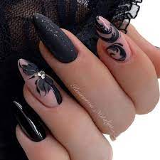 schwarze nagel mit rosa und schmetterlingsformigen strasssteinen black nail designs stylish nails nail art