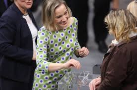 Bei der befruchtung entscheidet sich das biologische geschlecht. Kristina Schroder Gibt Ihre Stimme Ab Die Cdu Politikerin Ist Sichtbar Schwanger Stuttgarter Zeitung