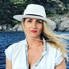 Kara Bloom's Instagram, Twitter & Facebook