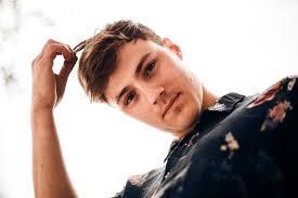 SMALL STEPS beginnt ein neuer Abschnitt in Tom Gregory Karriere-Live am  Schwörmontag auf dem Münsterplatz