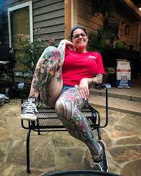 In some instances, the pain and torture pays off with a gorgeous piece of work. Carrie Capri Heavily Tattooed Woman Tattooed Legs