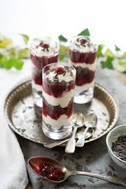 Das tolle an desserts im glas ist, dass sie mit wenig aufwand zubereitet werden können. Schwarzwalder Kirsch Dessert Im Glas Schnell Und Lecker