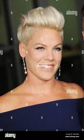 Alecia Moore (Rosa) und Ehemann Carey Hart bei der Weltpremiere von Warner  Bros. Pictures' Happy Feet Zwei'. Ankünfte an der Grauman Chinese Theatre  in Hollywood, CA, 13. November 2011 abgehalten. Foto: Richard