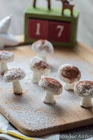 Petits Champignons En Meringue Suisse Decors De Buche De Noel Recette Buche De Noel Noel Cuisine Meringue Suisse