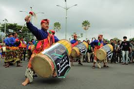 Gendang beleq adalah alat musik tradisional yang dimainkan secara berkelompok. 7 Alat Musik Tradisional Nusa Tenggara Barat Gambar Penjelasan