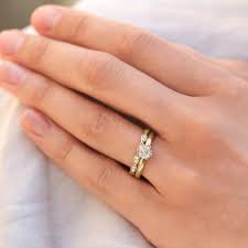 Handcrafted by amazing designers, our pieces are sure to be as unique as she is. Elegant Wedding And Engagement Rings In Gold Klenota