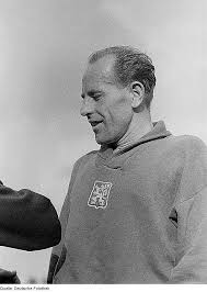 1952, emil zátopek, 5000m, olympic games, helsinkithis is one of the most famous races of all time. Emil Zatopek Steckbrief Promi Geburtstage De