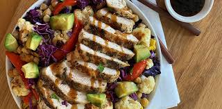 La combinaison de ces deux mots, «yuzu kosho», désigne une pâte de piment au goût d'agrume. Chicken Poke Bowl Chicken Ca