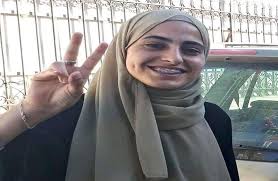 مع كل الانتهاكات والاعتداءات الوحشية التي يقوم بها المحتل الغاصب وما تبعه من تعتيم إعلامي مخيف، شباب وشابات حي الشيخ جراح في تغطية إعلامية متكاملة عبر أجهزتهم الصغيرة، وكان أشهرهم، منى الكرد. D65rshx1hae Ym