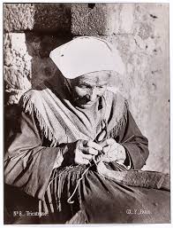 Muzillac Damgan Ambon Vieille Bretonne En Coiffe Avec Mentonniere Un Chale Sur Les Epaules Penchee Sur Son Tr Photos Anciennes Costume Traditionnel Bretagne