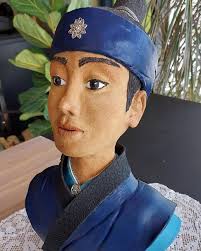 DA ble min koreanske kongelige kriger ferdig i dag. Han er ferdig pyntet  til 17. mai. 3 typer leire: sort, hvit og vanlig som hudfargen. Glasur  turkis, men den blå er overmalt