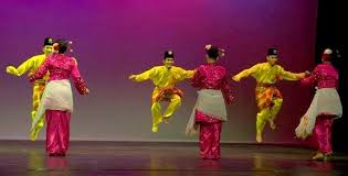 Tarian yang dipersembahkan dari setiap kaum mempunyai asal usul dan tujuan tersendiri.!ebagai contoh tarian mak yong,zapin,gamelan,asyik,kathak,bhrata natyam,singa,kipas,ngajat dan sumazau. 16 Tarian Daerah Sumatera Utara Gambar Dan Penjelasannya Yang Unik
