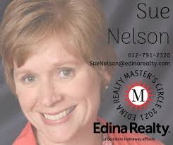 Kari Wray's Instagram, Twitter & Facebook