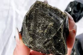 Yarı değerli bir taş olan oniks genellikle siyah ve gri renklidir ve üzerinde açık renkte bantlar bulunur. Degerli Taslar Isimleri Ve Ozellikleri Degerli Tas Nasil Anlasilir