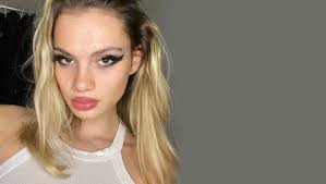 Uçakta seyahat eden genç kadın, yanındaki yolcunun telefonuna yanlışlıkla  bakınca çığlığı bastı