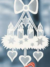 Verliebte weihnachtshirsche mit fingerabdrücken basteln. Fensterbilder Zu Weihnachten Originelle Bastelideen Zum Selbermachen Weihnachtsdekoselber Papier Schnee Christmas Art Projects Christmas Deco Christmas Art