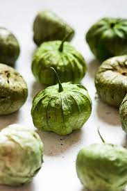 The freshness and greenness of the husk are quality criteria. What Are Tomatillos And How To Use Them Isabel Eats