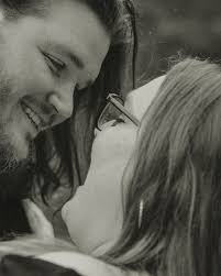 I had such a fun time picking apples and getting cute photos for this  special family 🥰 Taylor was my Doula through both pregnancies, so it was  such an honor to be