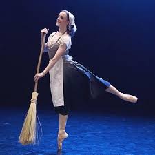 Suatu hari, pangeran mengadakan pesta dansa dan cinderella disihir oleh peri menjadi putri cantik & memukau pangeran. Pesan Moral Dari Kisah Cinta Cinderella Steemit