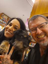 Guten Abend, liebe hartgesottenen Grubis, im Jahr 2013 erschien mein  düsterer Thriller „Herzgrab“ im Goldmann Verlag. Dieses Buch wird im  November 2025 als Paperback mit neuem Cover aufgelegt. Und zugleich  erscheint am