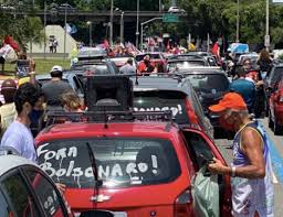 Una protesta en sao paulo contra el presidente brasileño jair bolsonaro, convocada por hinchadas de clubes de fútbol, derivó este domingo en choques con simpatizantes del mandatario ultraderechista y con la policía, que la dispersó con gases lacrimógenos, informaron un reportero de la afp y medios. Carreatas Contra Bolsonaro Ocorrem Em Todas As Regioes Do Brasil