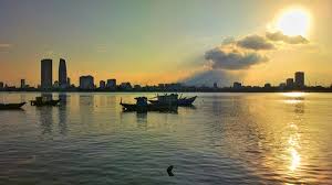 Bán đảo sơn trà, ngũ hành sơn, cầu quay sông hàn về đêm, cầu rồng, bảo tàng điêu khắc chăm pa, chùa linh ứng, một số bãi biển như bãi biển non nước, mỹ an. Ä'a Náºµng Ä'áº¹p Khong Tin Ná»•i Qua áº£nh Chá»¥p Báº±ng Ä'iá»‡n Thoáº¡i