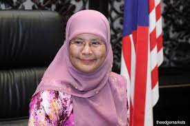 Datuk tengku maimun tuan mat believes that the real challenge in being the chief justice lies in the proper execution of her role and tengku maimun said she does not feel any pressure in being the country's first female chief justice, and that her gender should not define her. It Is Fate Tengku Maimun Says Of Her Appointment As Cj The Edge Markets