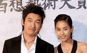 曹承佑 （韓語： 조승우 ，1980年3月28日 － ），韓國 男演員。 父親為韓國七十年代有名歌手曺慶洙，姐姐為舞台劇演員曺瑞妍。2000年參演林權澤執導的《春香传》出道，主要活躍於音樂劇及電影演出。 ì¡°ìŠ¹ìš° ê°•í˜œì • ë™ê±° ê²°ë³„ì´ìœ  ì—¬ìžê´€ê³„ ë£¨ë¨¸