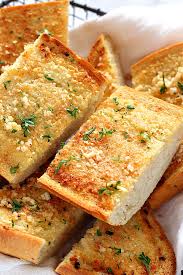 Easy Garlic Bread Recipe The Best And Easiest Side Dish To Pasta Dinner Or Soups Crispy Warm Bread With Buttery Recettes De Cuisine Recette Recette Facile