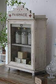 Maybe you would like to learn more about one of these? Love This Little French Medicine Cabinet Shabby Chic Meubels Shabby Chic Decoratie Brocante