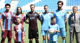 Ts club ile en yeni sezon formalar, kıyafetler ve aksesuarları satın alabilirsiniz. Video Trabzonspor Un Yeni Sezon Formalari Tanitildi Trt Spor Turkiye Nin Guncel Spor Haber Kaynagi