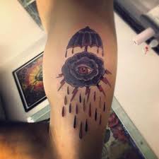 Grey ink guns and family loyalty tattoo on shoulder. Arm Old School Wolken Tattoo Von Tattoo Loyalty