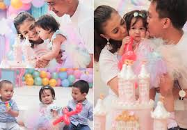 Tahun ini, tema hari guru nasional adalah bangkitkan semangat wujudkan merdeka belajar. Gambar Pilih Tema Pelangi Unicorn Buat Puteri Sulung Ini Foto Foto Menarik Sambutan Ulang Tahun Pertama Anak Azwan Kombos Ezzaty Abdullah Media Hiburan
