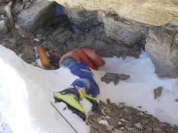 There are countless bodies left there from climbers who died on. Green Boots Wikipedia