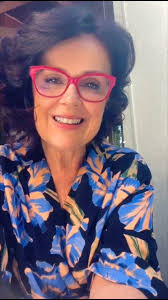 Rogéria Holtz convida a todos para essa quarta mais que especial, onde ela  e Ana Decker irão dividir o palco em uma linda homenagem à Elis Regina 🎙️❣️