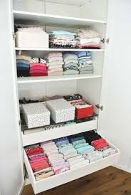 Kleiderschrank Aufraumen Mit Der Konmari Magic Cleaning Methode Von Marie Kondo Rosanisiert Konmari Ordnungssystem Kleiderschrank Haushalt